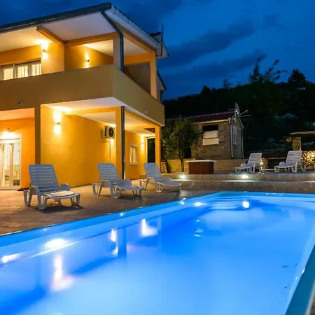 Sellina Villa *